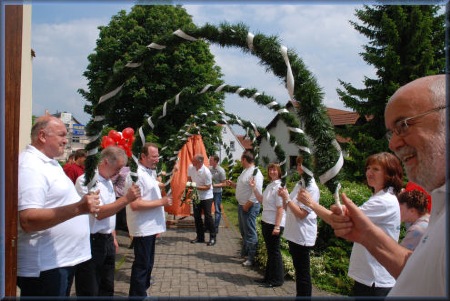 Eine schöne Tradition, das "Spalier stehen", wenn ein Mitglied heiratet.