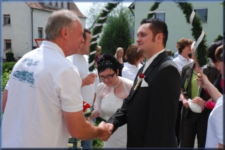 2. Vors. Werner Osterhus gratuliert dem Brautpaar im Namen des GLOCKENCLUB.